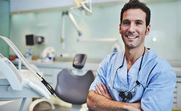 hombre clinica dental