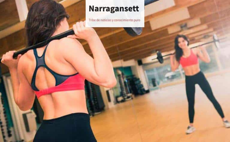 chica entrenando con pesas