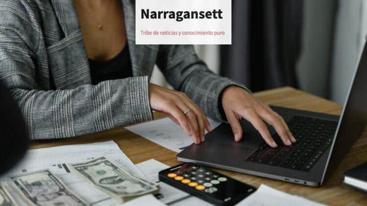 A businesswoman working on finance management with cash and calculator on desk.