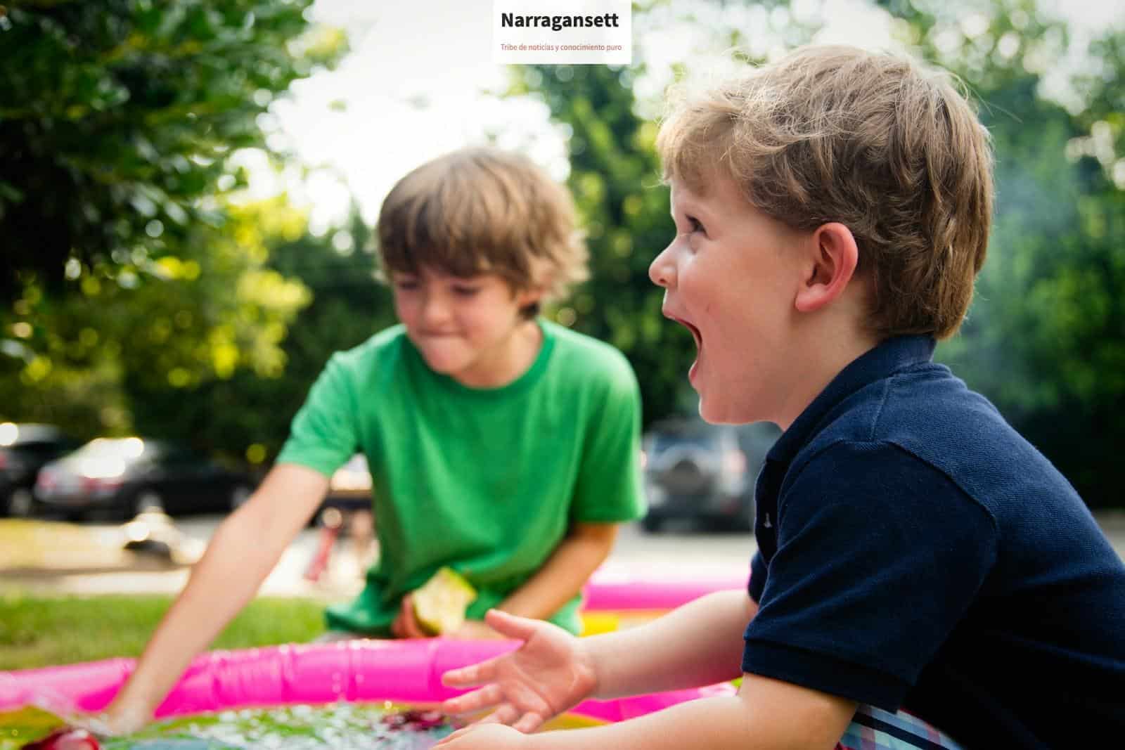 boy in blue shirt screaming near boy in green crew-neck shirt