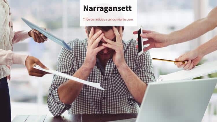 Persona respirando para bajar el estrés laboral