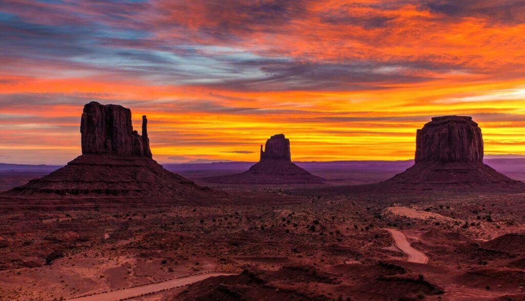 Paisaje de Monument Valley al atardecer, territorio de los nativos americanos navajo