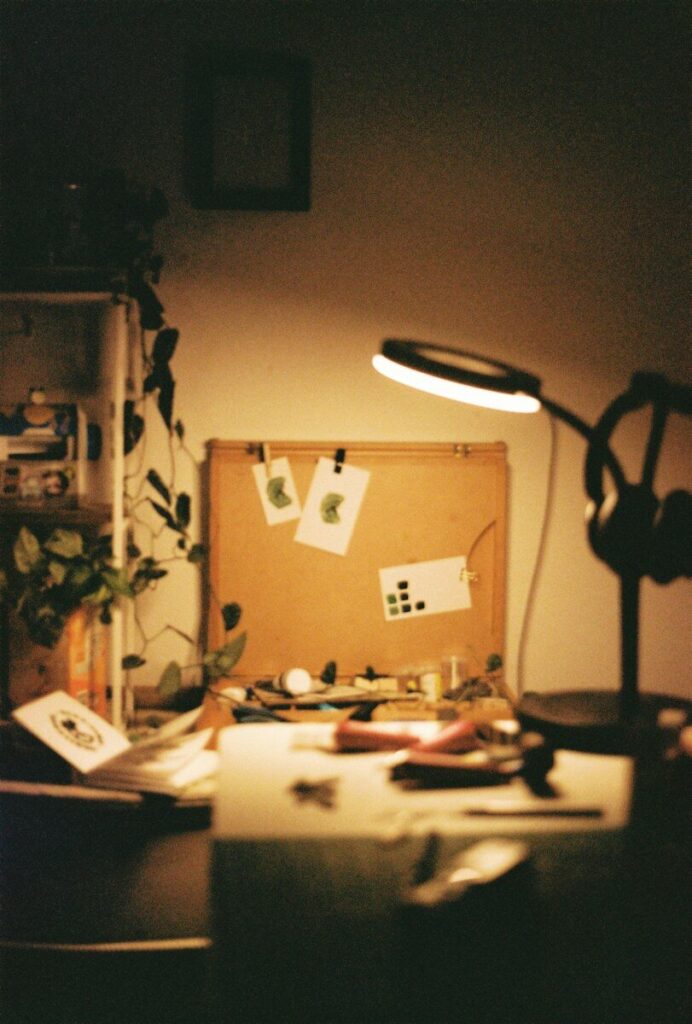 Escritorio con una lámpara de luz cálida donde escribir una carta